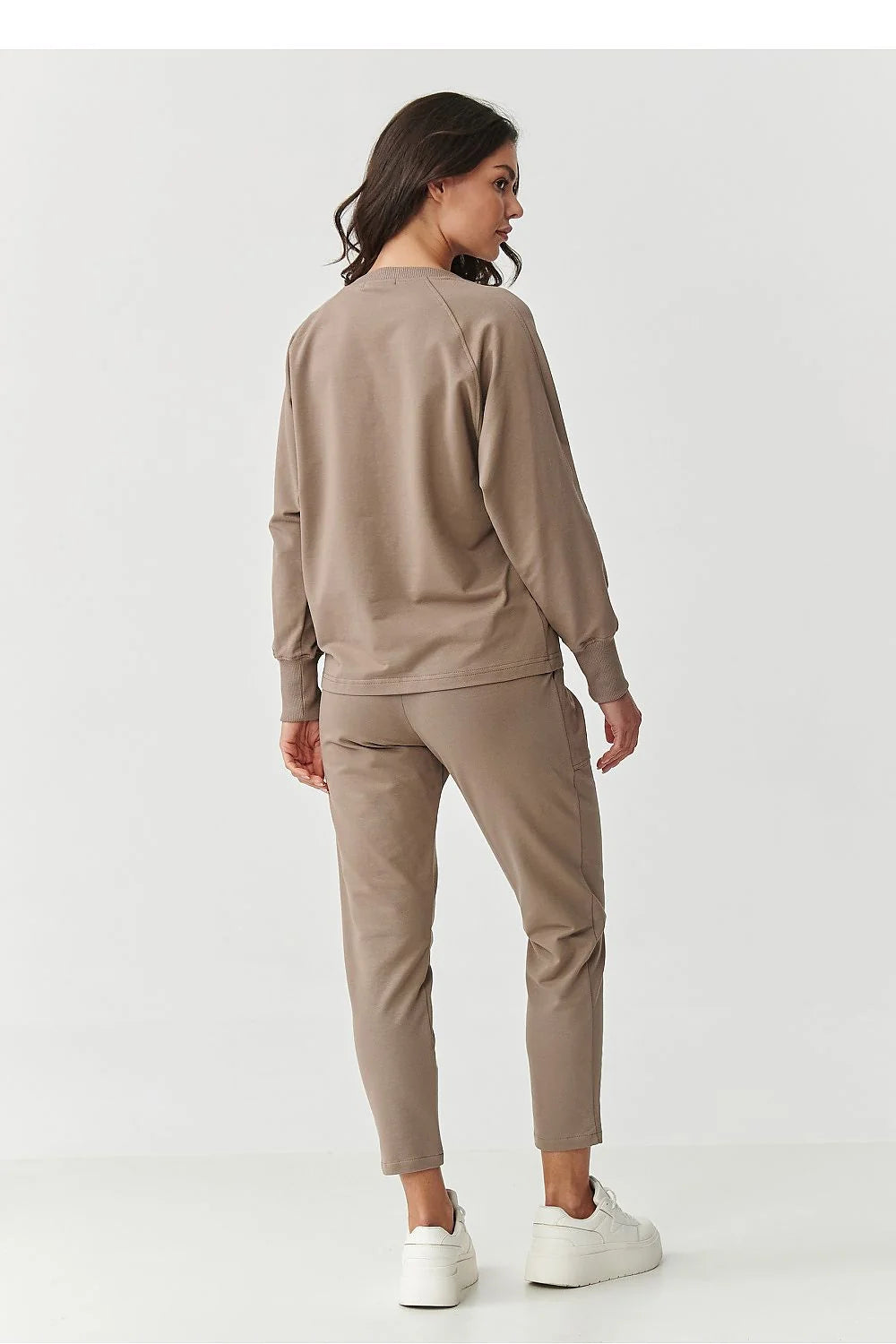 ensemble survêtement femme confortable élégant taupe maille douce décontractée sweatshirt col rond manches raglan poignets côtelés pantalon fuselé poches plaquées