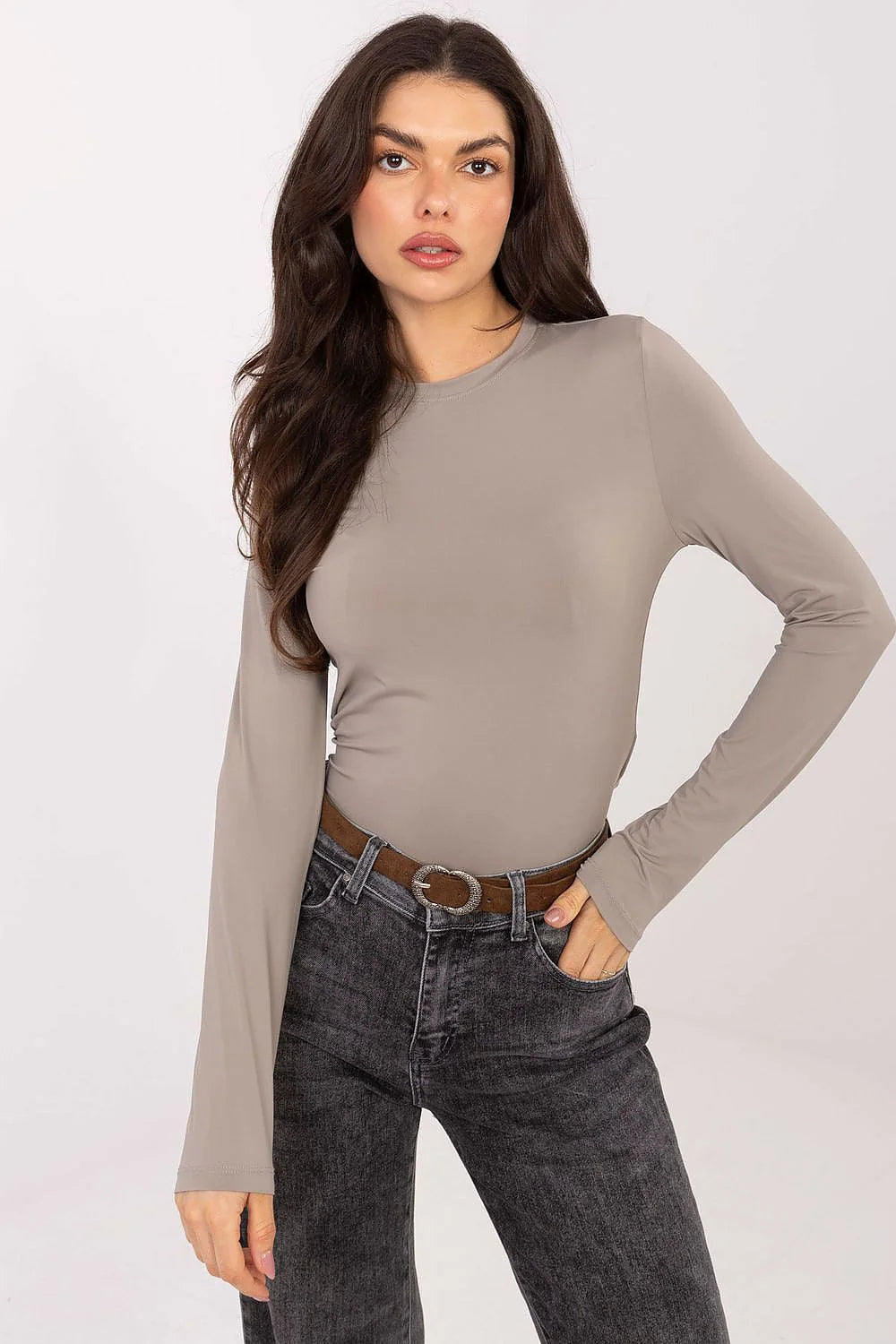 longsleeve femme manches longues col rond taupe grège coupe ajustée jersey extensible finition lisse minimaliste intemporel confortable respirant polyvalent layering