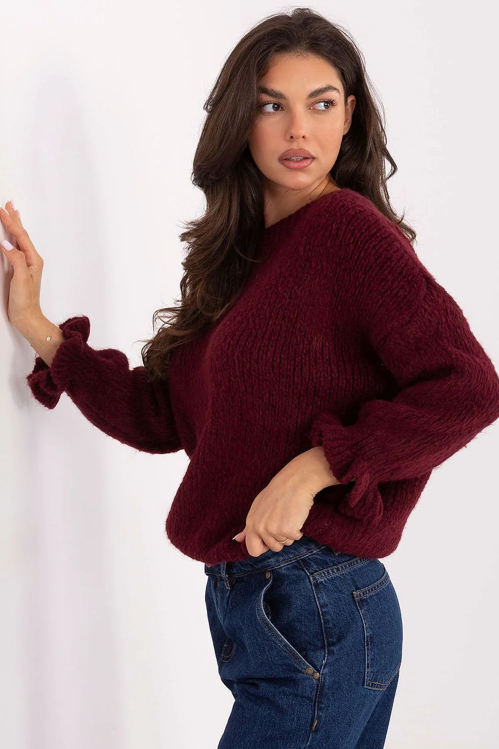 pull femme bordeaux maille épaisse col rond coupe droite longueur hanche manches ballon poignets volantés texture duveteuse bouclée chaud cosy