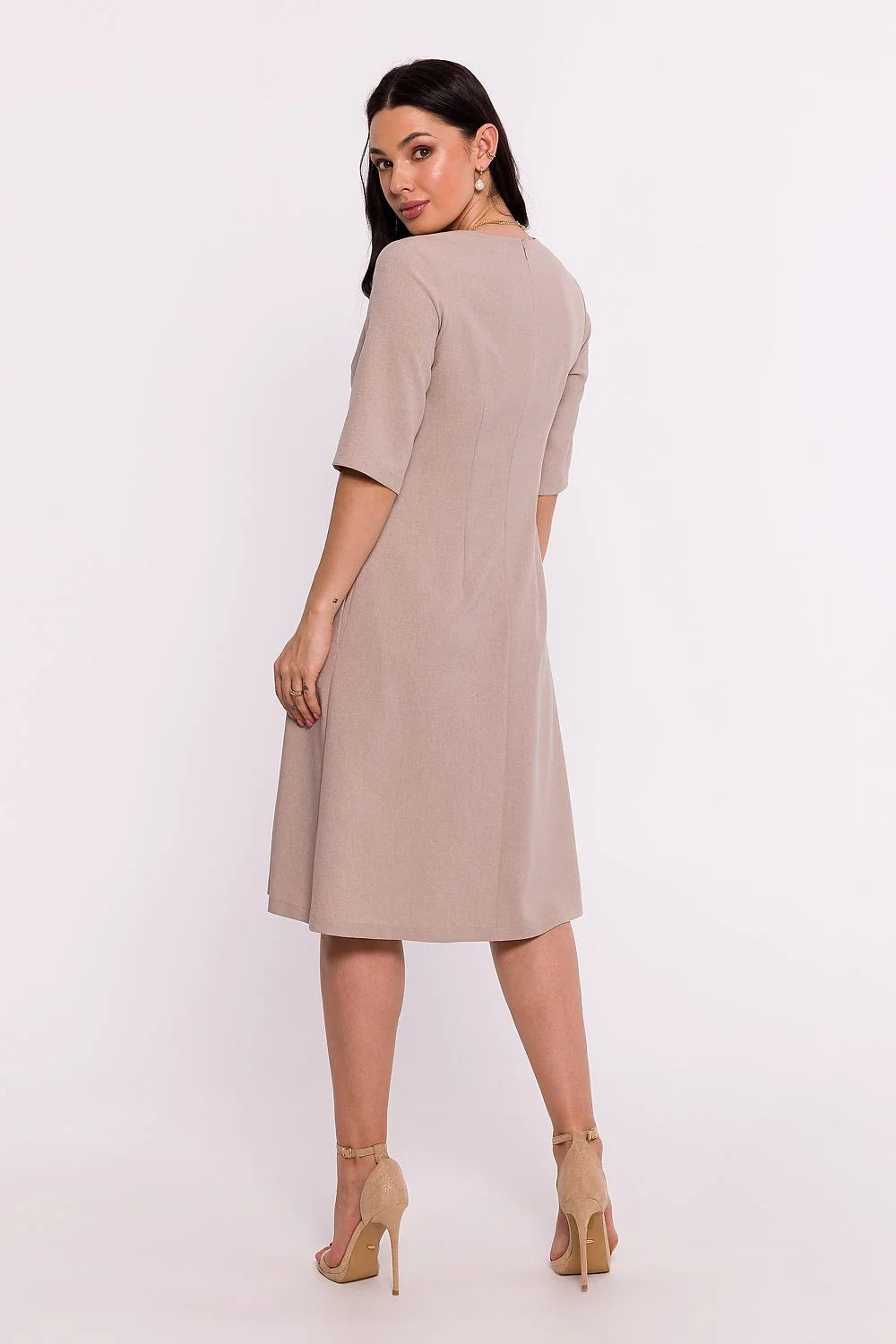 Robe de jour élégante en lin beige manches mi-longues encolure V poches latérales coupe évasée femme intemporelle