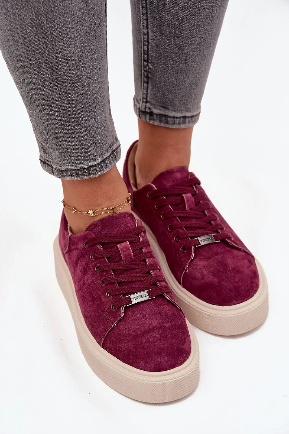 baskets femme daim suédé bordeaux profond bout rond tige basse lacets œillets métalliques plaque logo semelle plateforme beige épaisse veloutée