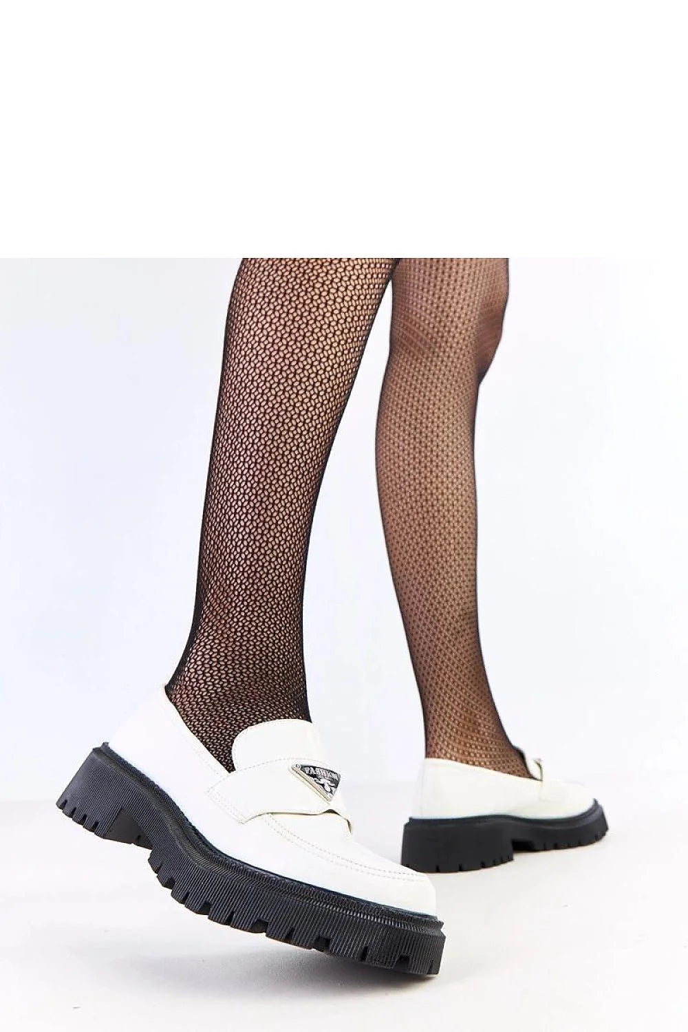 mocassins femme loafers blancs cuir synthétique effet lisse bout rond bride métal triangulaire semelle crantée noire talon bas bloc confortable