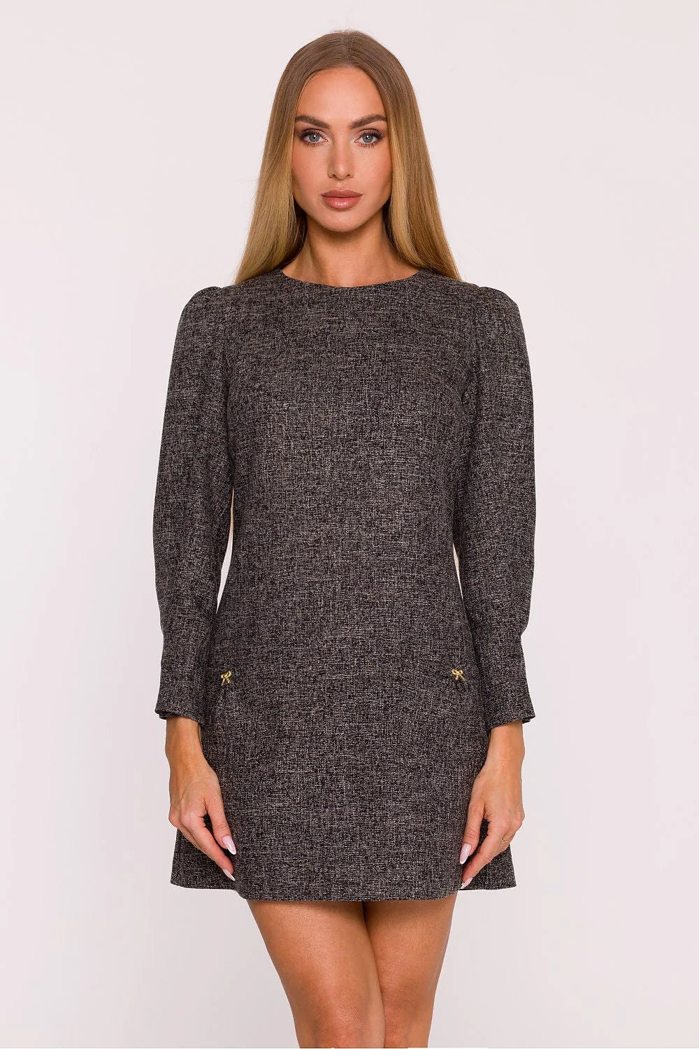 robe tweed chiné gris anthracite courte manches longues froncées épaules poches bijoux nœuds dorés trapèze ajustée hanches mini structurée bouclée