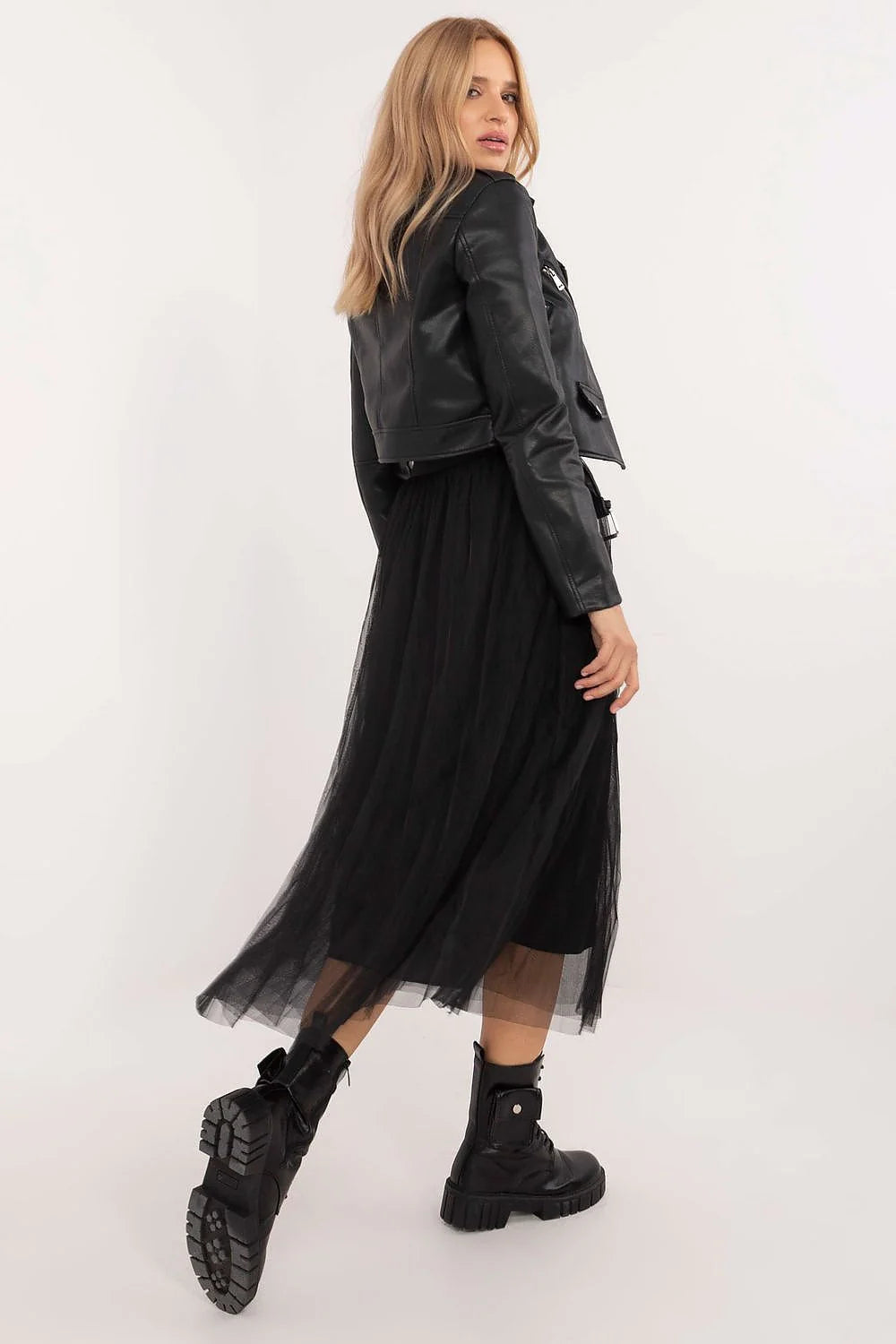 Jupe en tulle noire longue, style rock, taille élastique, veste cuir, boots, tenue mode femme