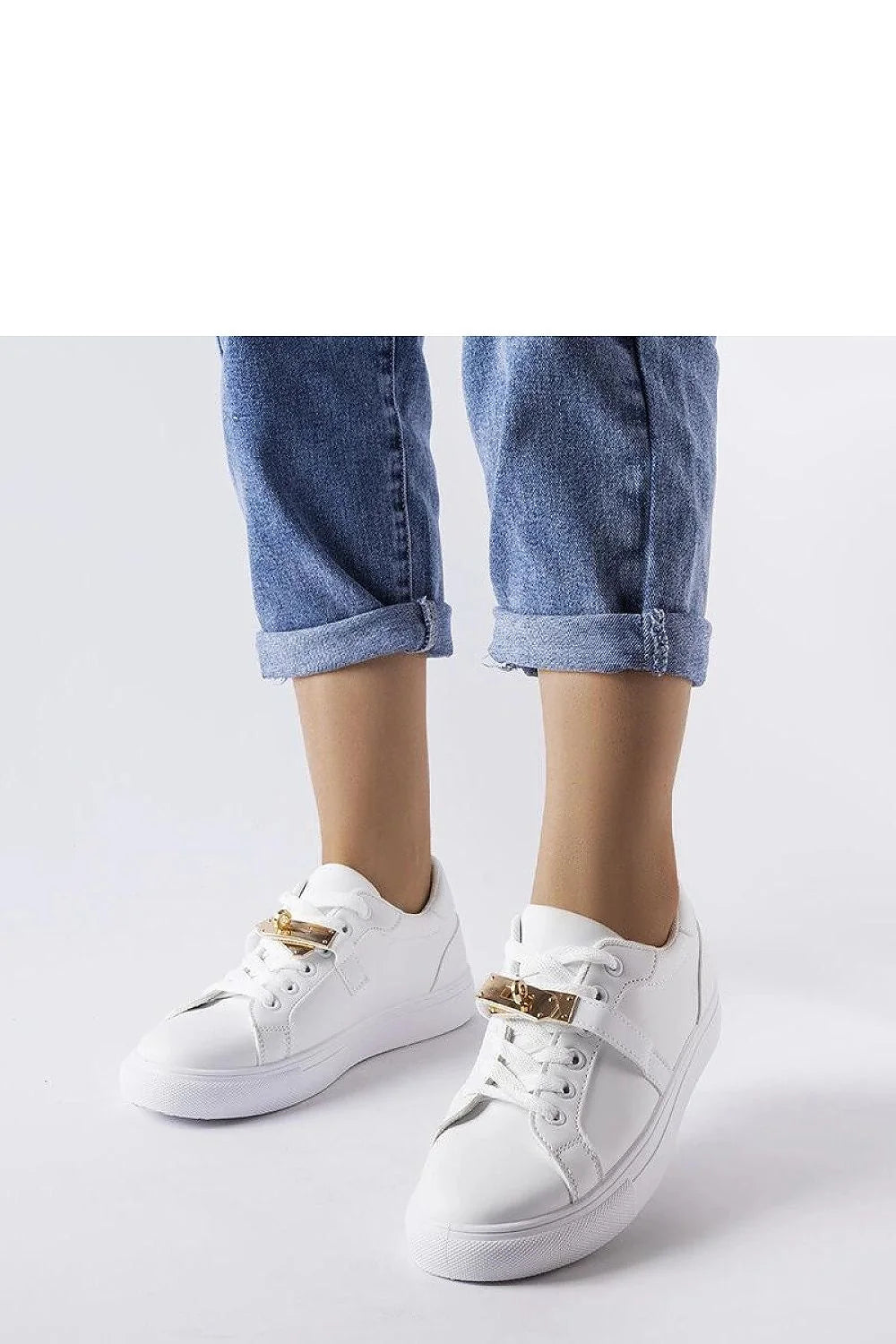 baskets basses blanches femme minimaliste épurées cuir écologique chaîne dorée décorative semelle plateforme épaisse lacets rembourré