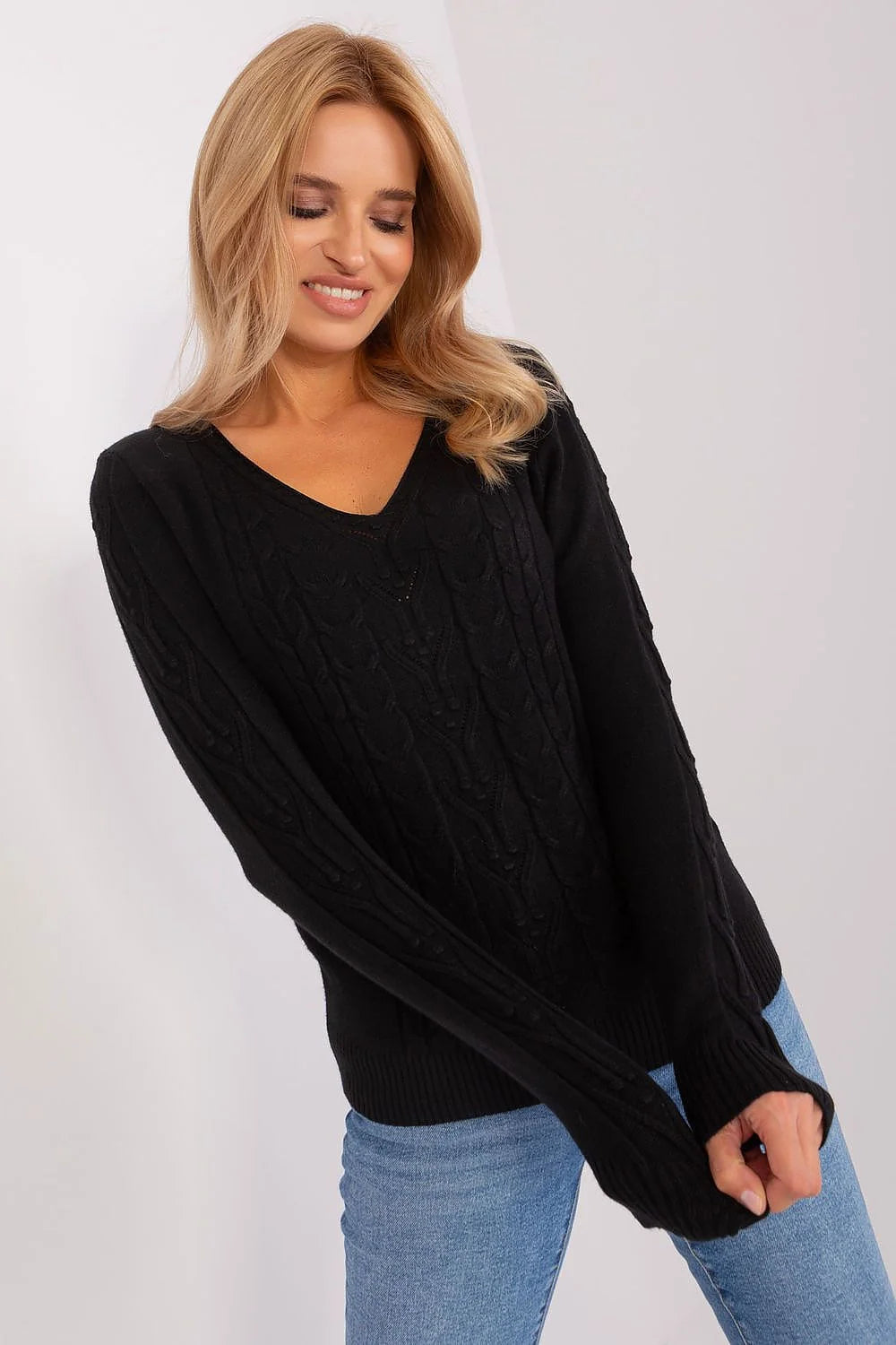 Pull pour femme élégant en maille motif torsadé manches longues col V noir ajusté coupe slim