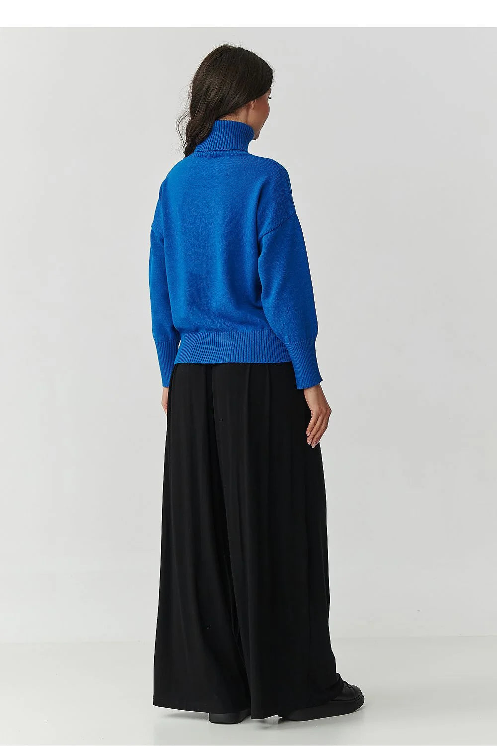pull col roulé femme maille bleu roi oversize coupe ample épaules tombantes manches longues poignets côtelés bords côtes douce élégante