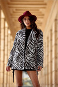 veste femme zébrée noir blanc oversize mi cuisses épaules structurées revers crantés poches rabat manches longues doublure chaude