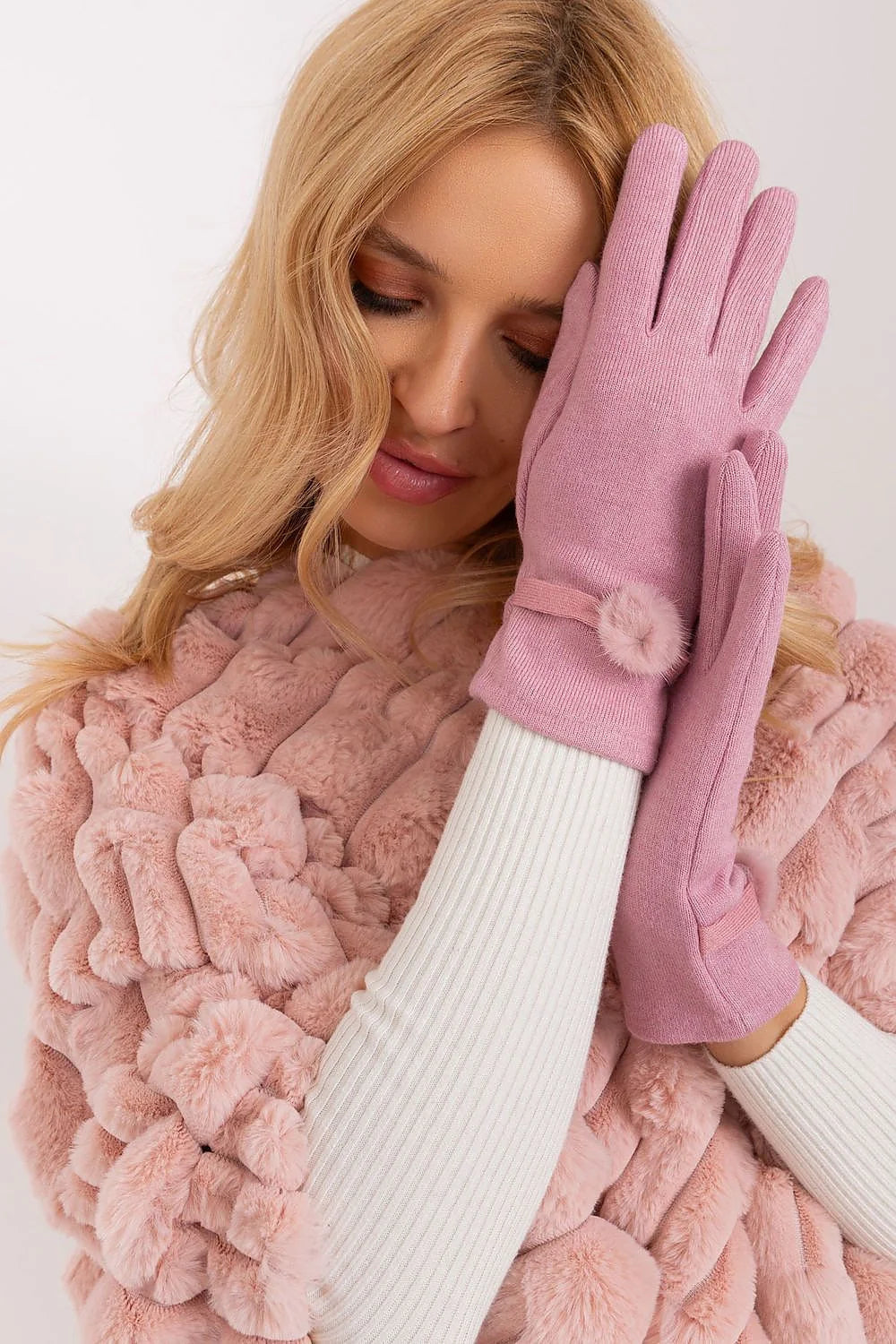 Gants et manteau pour femmes en fausse fourrure texture duveteuse rose pâle design moderne style chic coupe ample pompon décoratif main libre téléphone