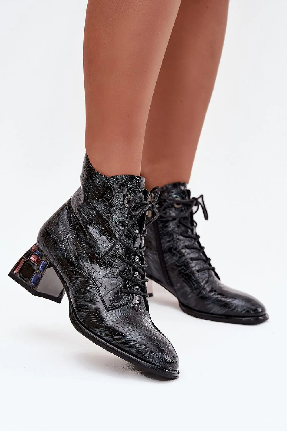 bottines femme Artiker cuir verni noir embossé effet croco lacées bout pointu talon bloc moyen incrustations pierres colorées