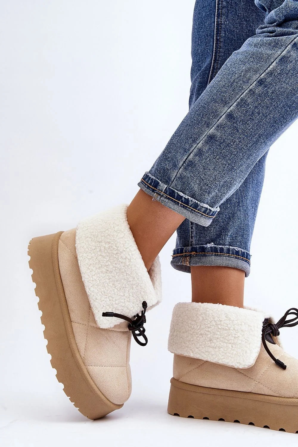 bottes neige femmes modernes ecosuede beige fourrure blanche sherpa écru plateforme épaisse camel semelle crantée lacets noirs robustes confortables