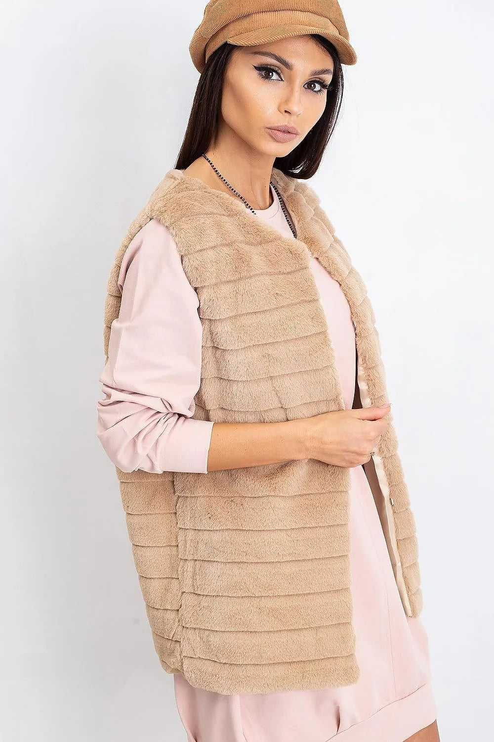 Gilet sans manches fausse fourrure gris élégant décontracté hiver femme moderne tendance mode féminine
