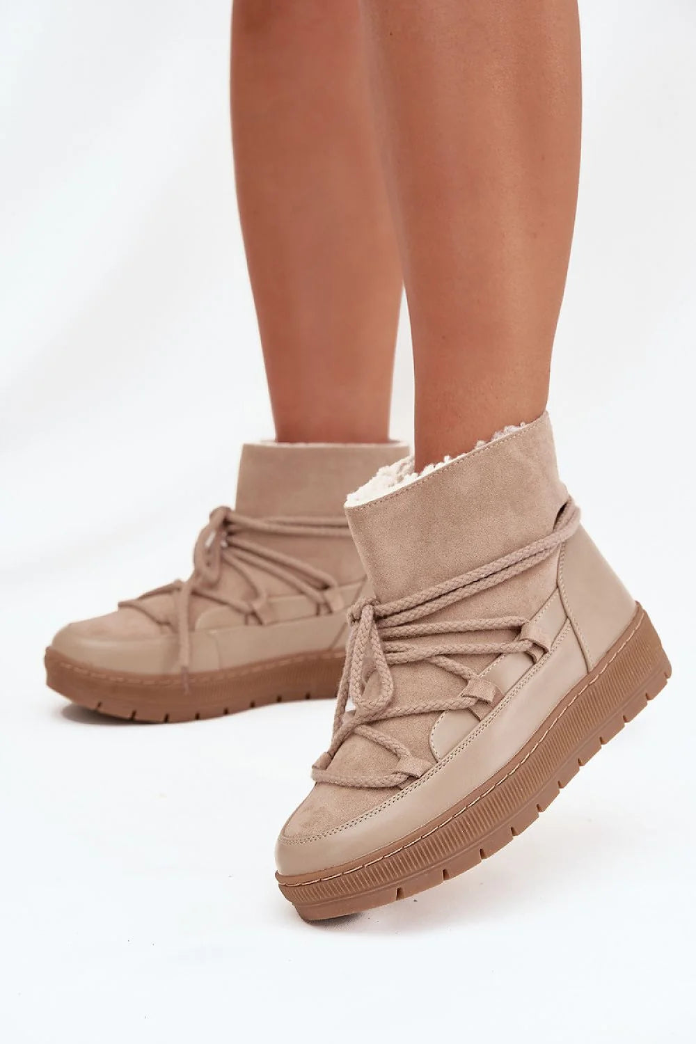bottes neige femme suédine simili cuir taupe doublure fourrure blanche col bout rond lacets plateforme crantée antidérapante chaleur confortable