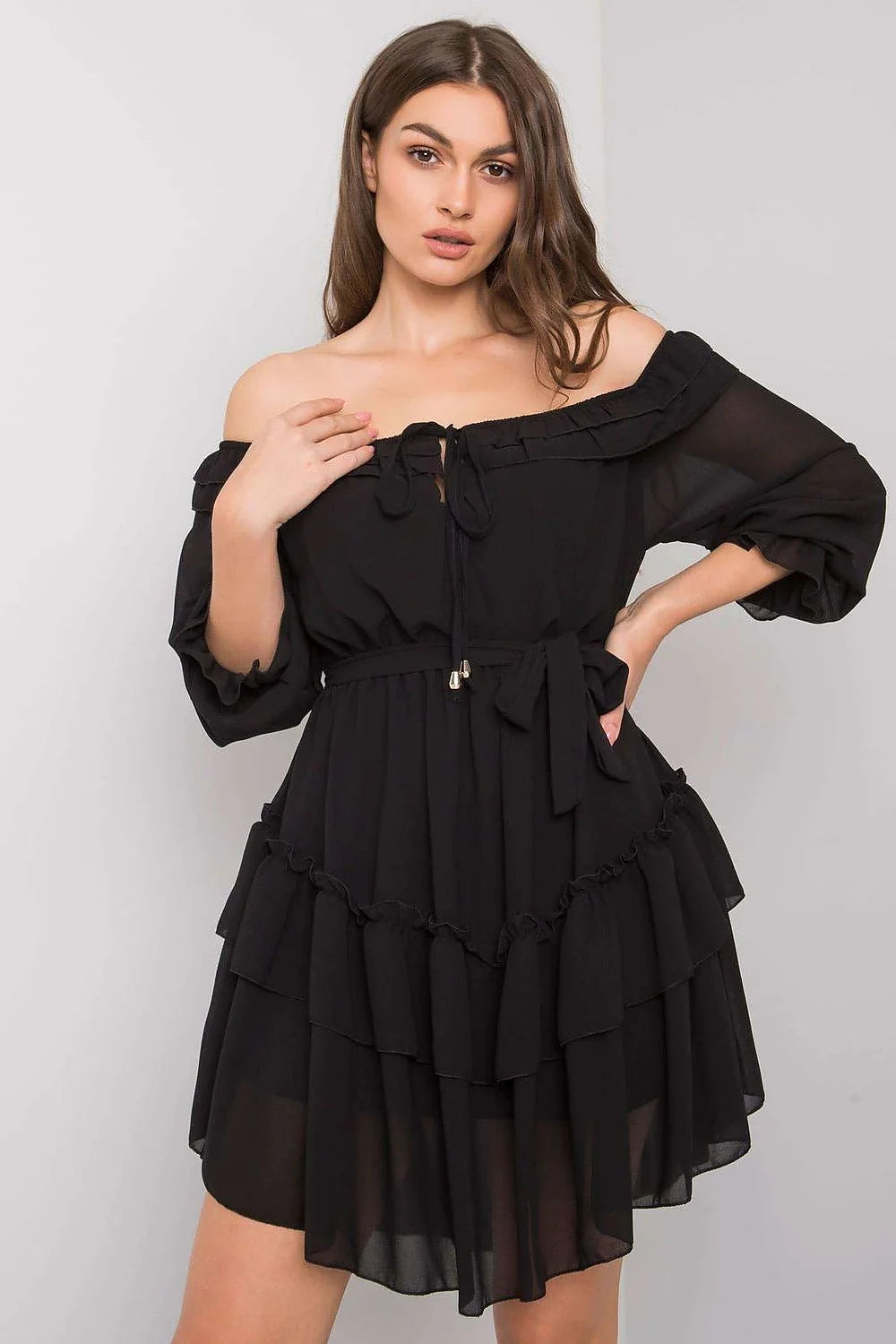 robe courte noire bohème chic épaules dénudées manches trois quarts bouffantes mousseline légère taille cintrée volants superposés ourlet asymétrique