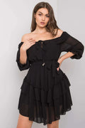 robe courte noire bohème chic épaules dénudées manches trois quarts bouffantes mousseline légère taille cintrée volants superposés ourlet asymétrique