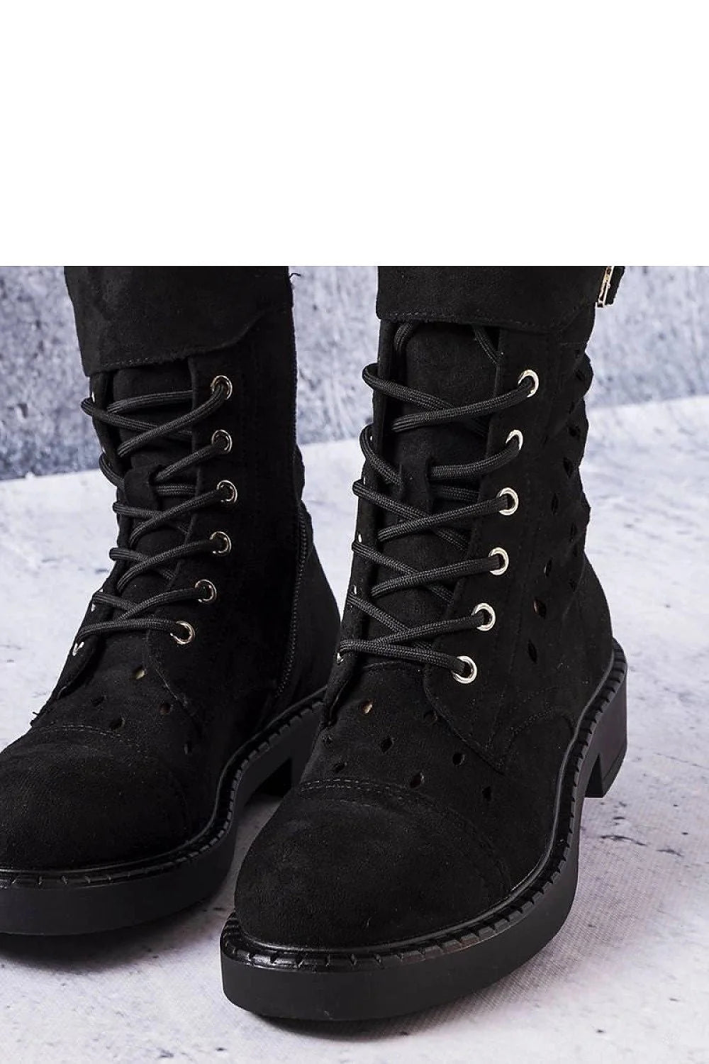 Bottes militaires chic pour femmes en cuir suédé noires avec système de laçage et finitions métalliques