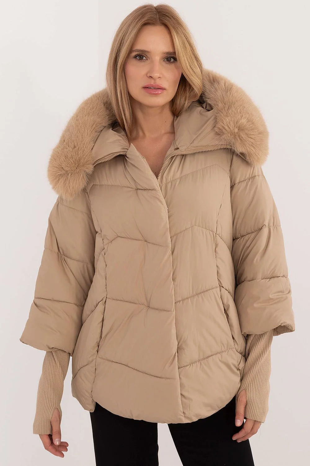 Veste matelassée femme style moderne oversize couleur beige doux polyester isolation synthétique capuche fausse fourrure détachable manches larges hiver automne