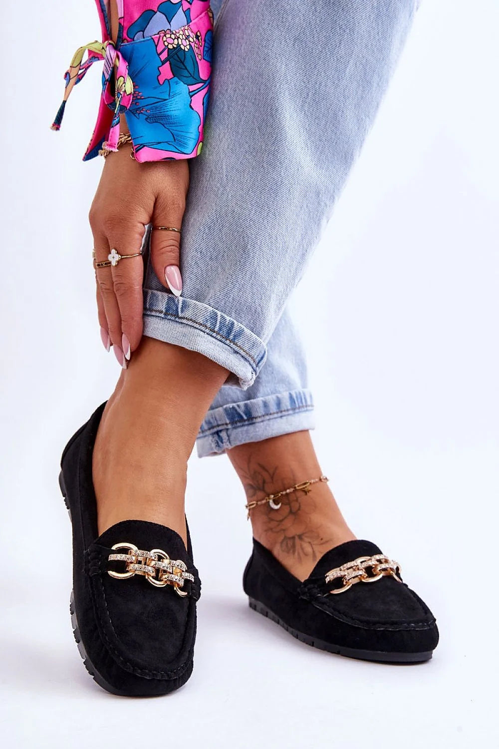 Mocassins pour femmes en daim noir élégants style classique avec détails dorés pour occasion quotidienne et professionnelle