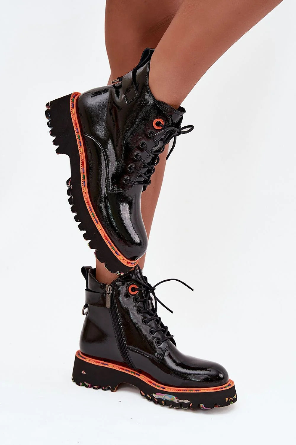bottines femme cuir verni noir lacets zip latéral boucle oeillet orange bout rond brillant semelle plateforme crantée antidérapante doublure fourrure