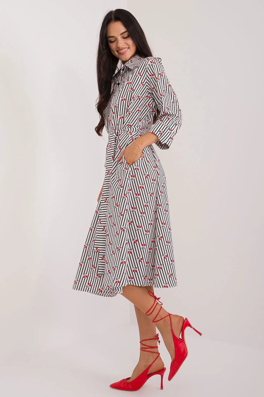Robe de jour chic moderne longueur midi chemisier col classique manches 3/4 amples rayures noires blanches cerises rouges ceinture assortie polyester élasthanne polyvalente femmes