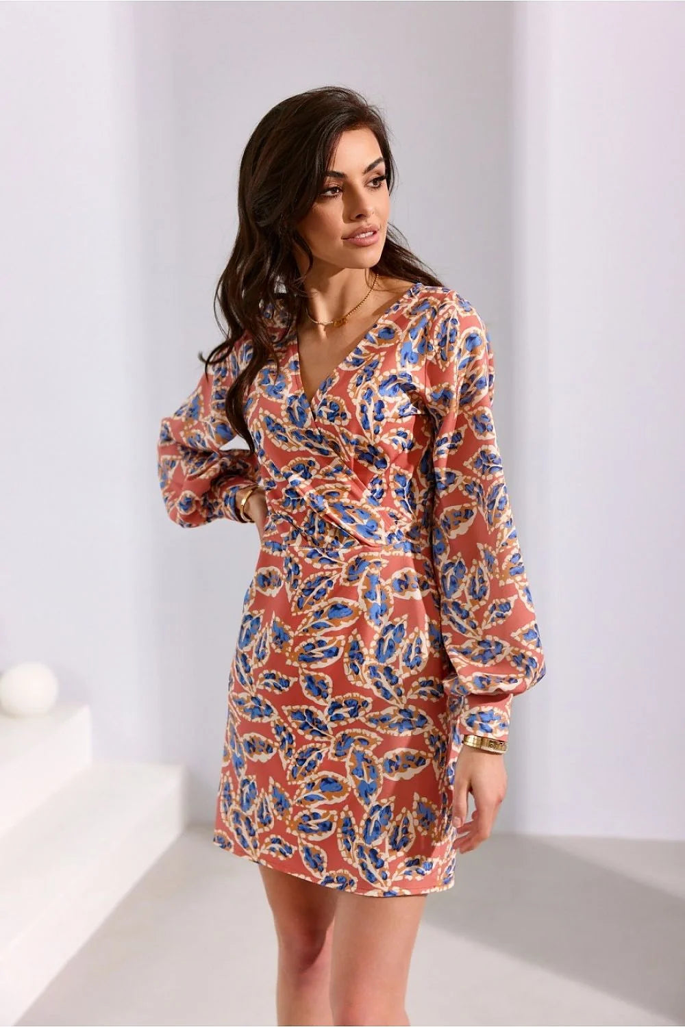 Robe de cocktail élégante imprimé floral abstrait bleu beige blanc pêche manches longues col V femmes