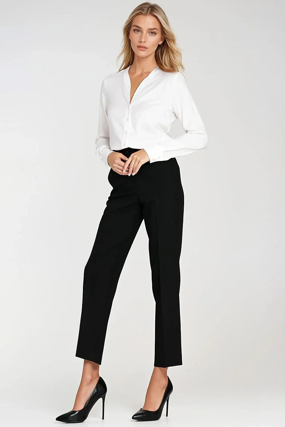 chemise femme blanche viscose légère satinée manches longues poignets boutonnés boutonnage décolleté V coupe droite légèrement cintrée fluide minimaliste élégant