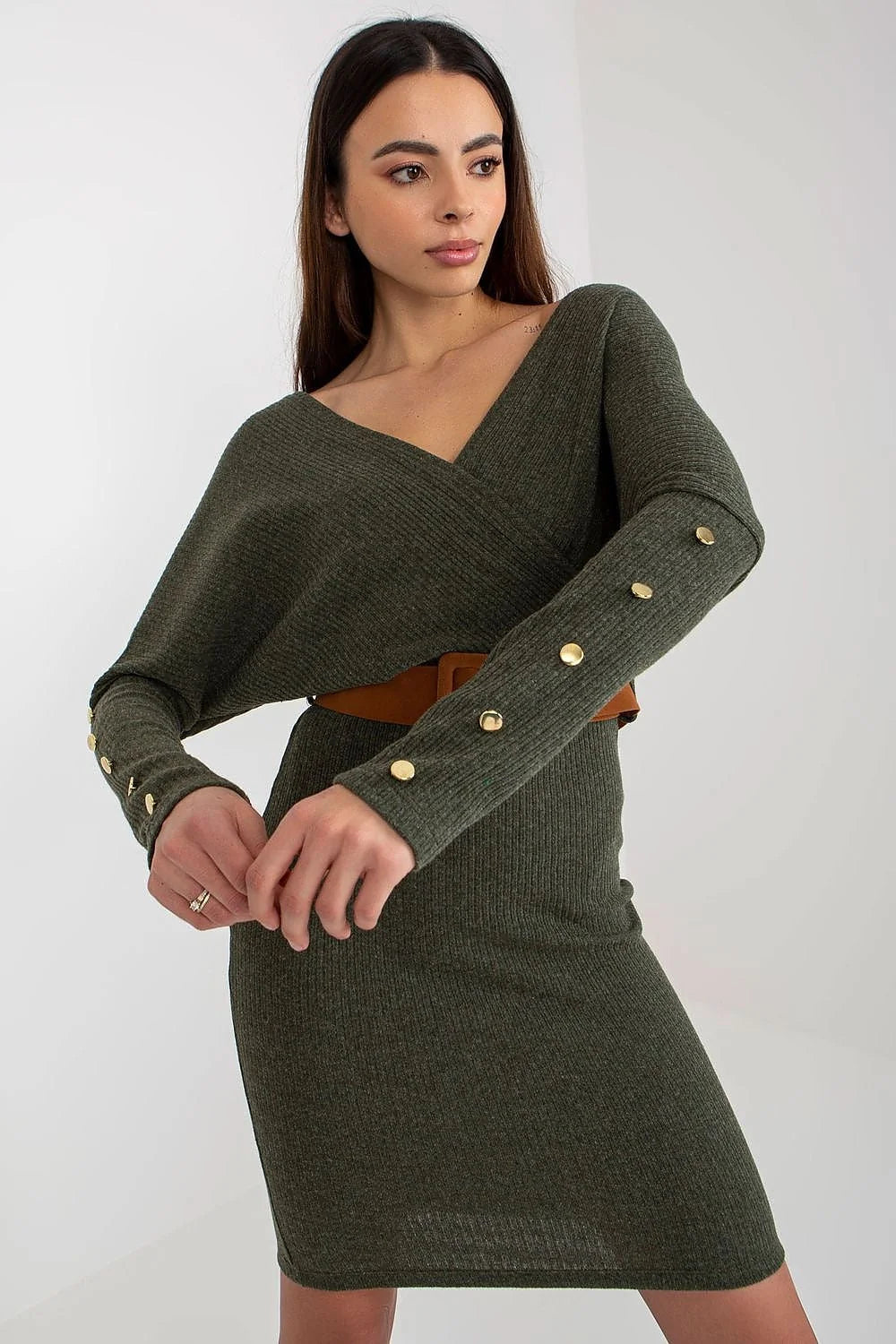 Ensemble deux pièces moderne élégant beige taupe V-neck manches longues ceinture assortie bottines camel femme