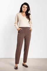 pantalon cigarette tailleur marron chocolat taille haute cheville pinces plis marqués poches italiennes ourlet discret fuselé structuré stretch confortable