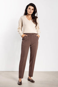 pantalon cigarette tailleur marron chocolat taille haute cheville pinces plis marqués poches italiennes ourlet discret fuselé structuré stretch confortable