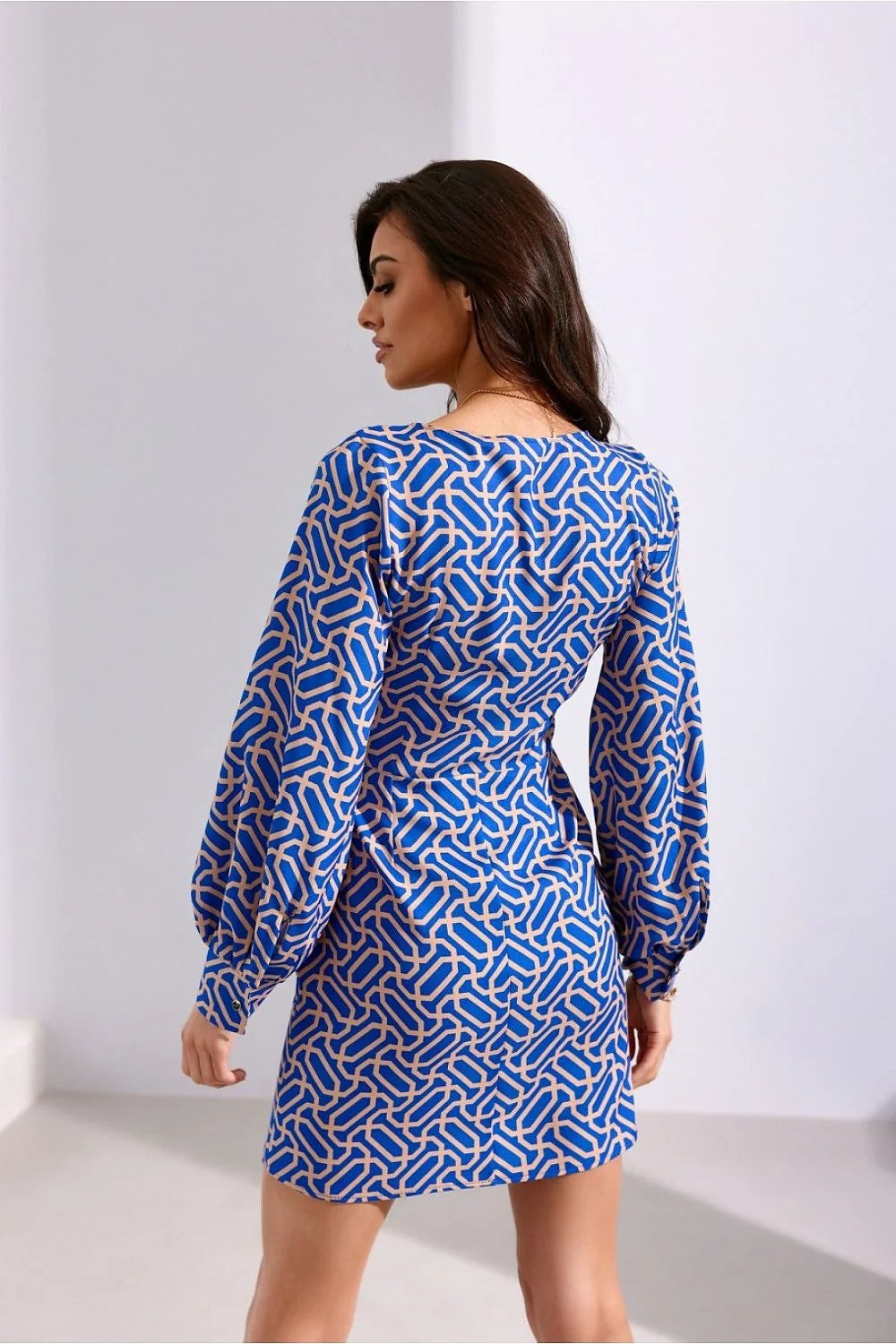 Robe de cocktail chic style rétro-moderne motifs géométriques audacieux manches longues bouffantes encolure V beige et bleu vif femme