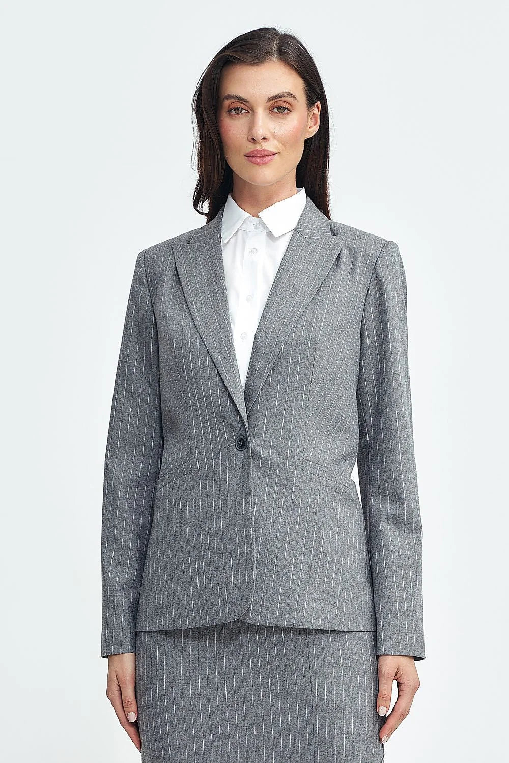 Tailleur femme blazer veste jupe classique rayures gris épaules structurées fermeture unique bouton Business sophistiqué modern