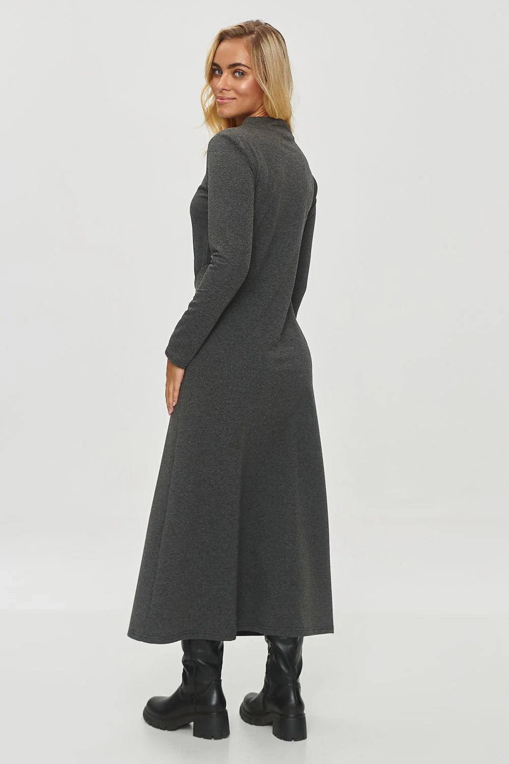 Robe élégante longue pour femme, jersey doux, manches longues, col montant, style minimaliste, longueur maxi, occasion versatile, mode féminine
