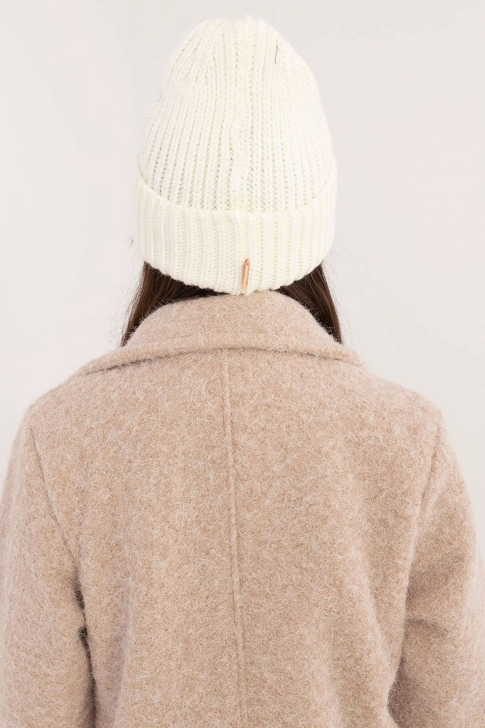Bonnet Rue Paris en acrylique blanc classique, style intemporel, texture côtes, coupe ajustée, étiquette KEEP WARM, femmes