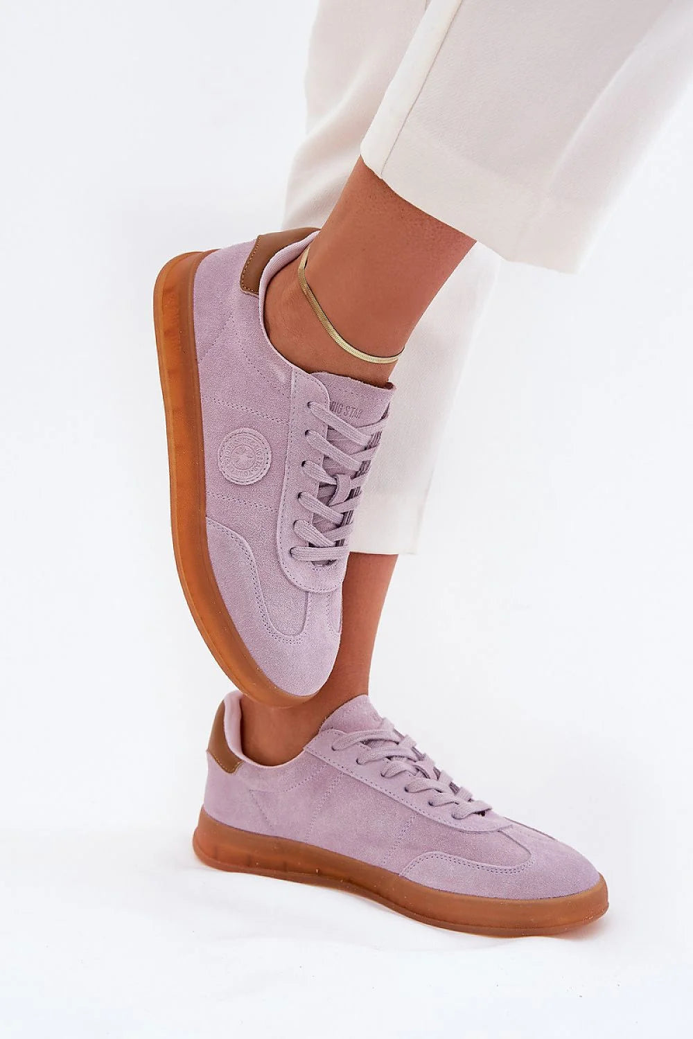 Chaussures de sport féminines modernes en daim pastel lavande avec logo discret et semelle en caoutchouc gomme