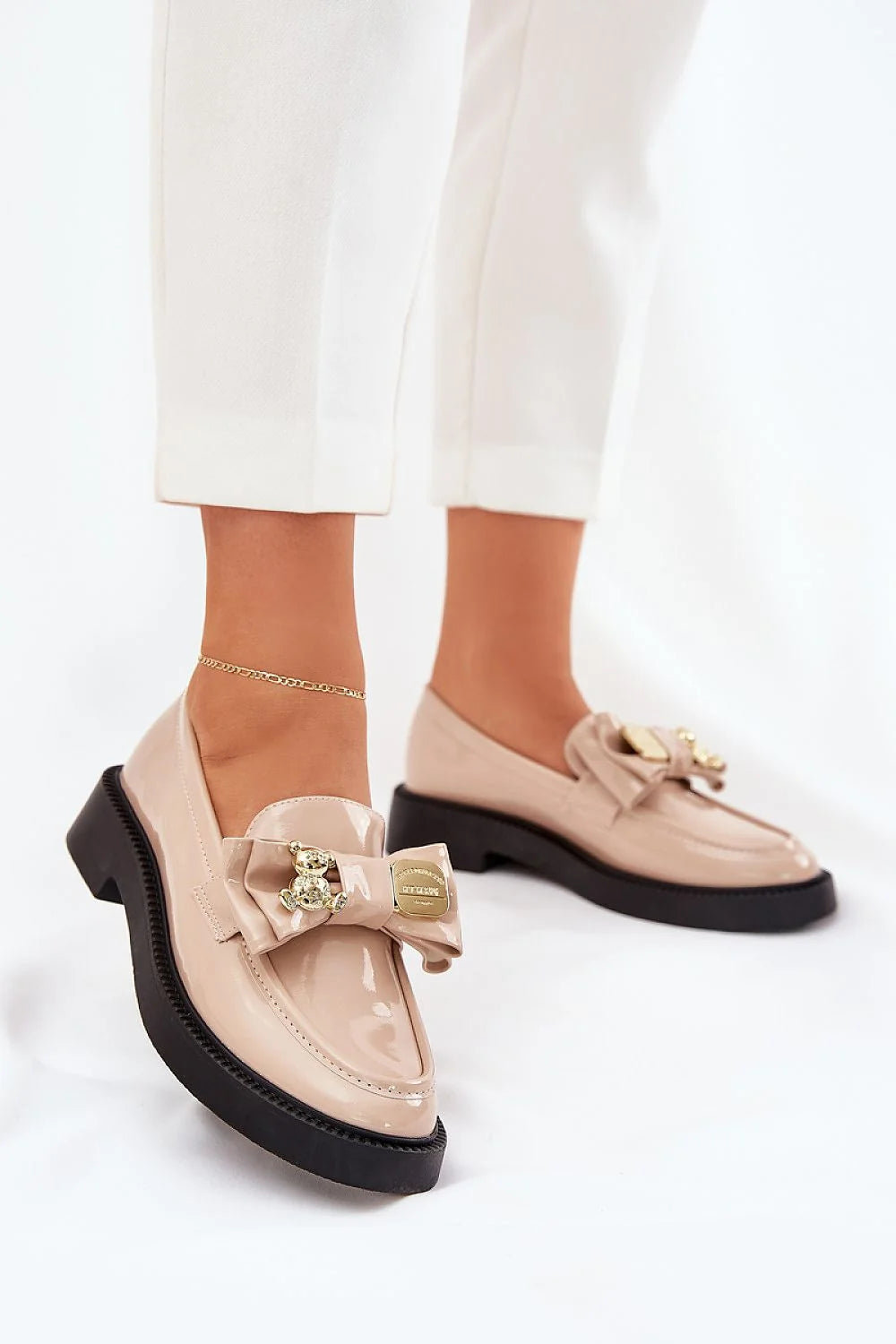 Mocassins femmes design moderne élégant cuir artificiel beige nude semelle caoutchouc noir confortable occasionnels