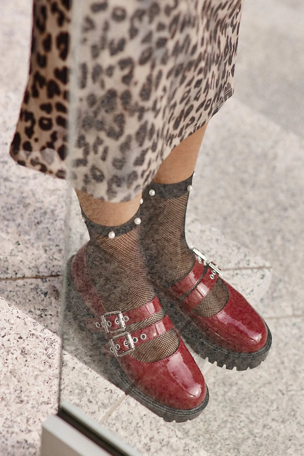 Chaussures Derby Femme Cuir Verni Artificiel Bordeaux Style Élégant et Moderne Fermeture à Boucles Argentées Semelle Caoutchouc Épaisse