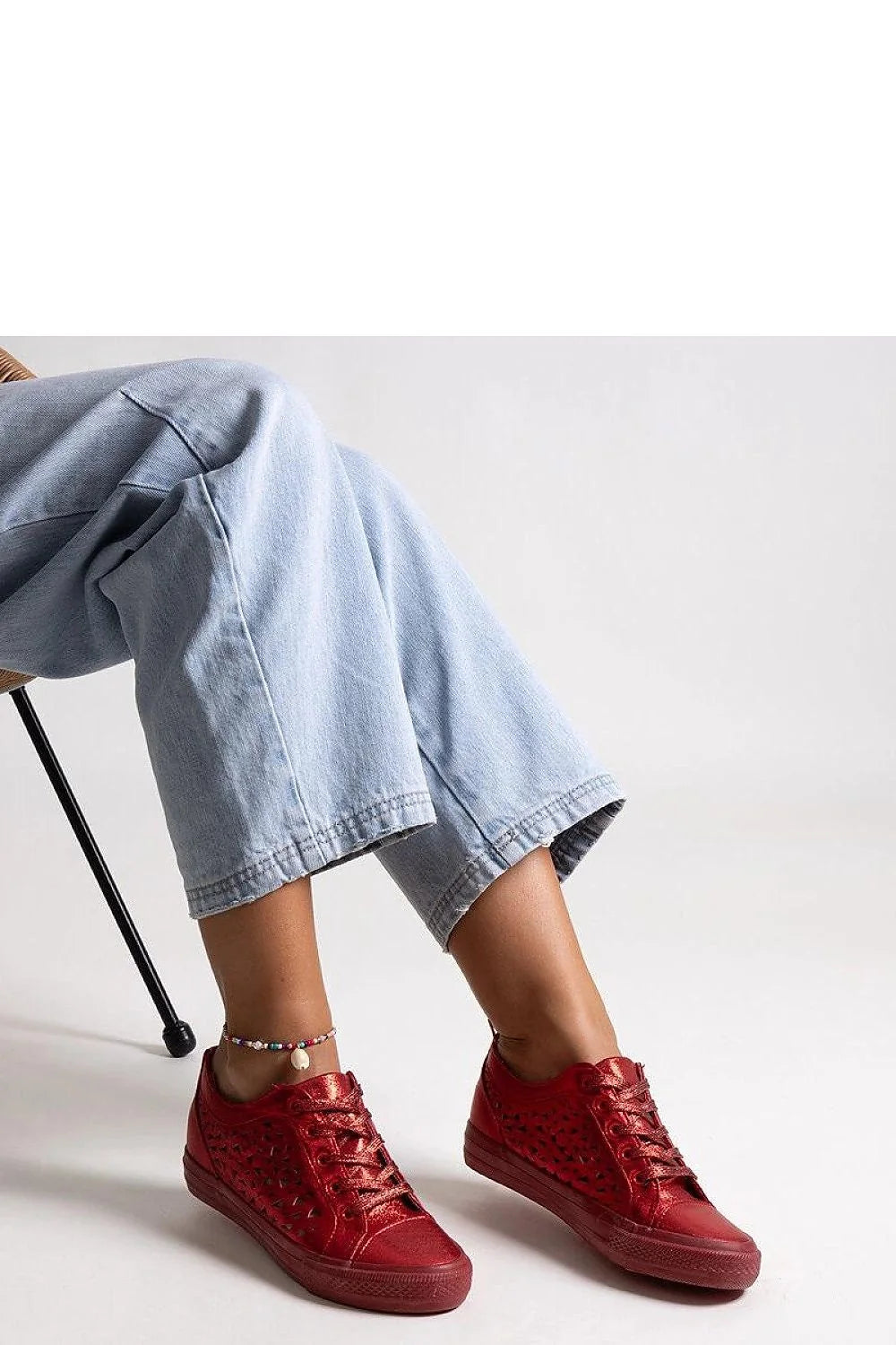 Solea baskets basses femme cuir verni métallisé rouge vif bout rond semelle caoutchouc adhérence lacets assortis perforations géométriques