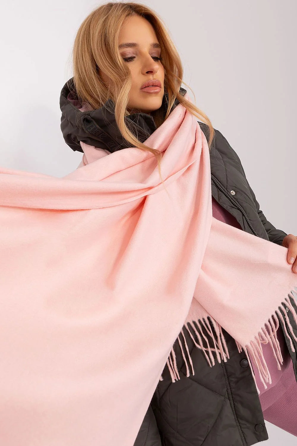 écharpe hiver longue châle oversize rose pâle douce matelassé franges effilées pashmina laine cachemire tombé fluide généreux élégant féminin chaud