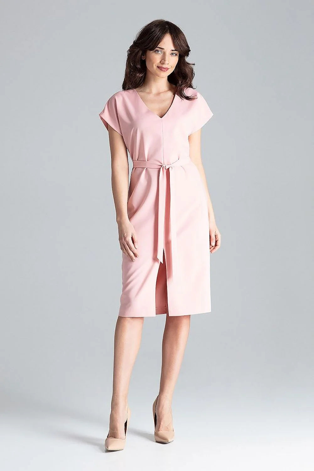 Robe élégante pour femmes en tissu doux rose pâle manches courtes ceinture assortie coupe structurée occasion professionnelle ou semi-formelle