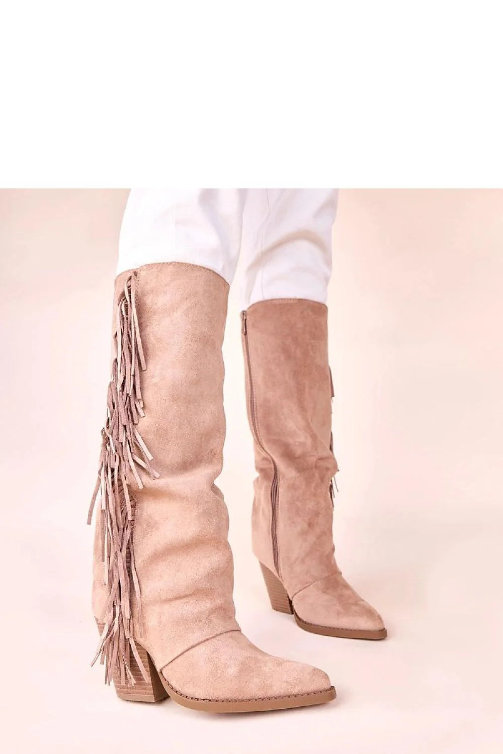 bottines beiges suédées franges latérales décoratives bout pointu talon bloc empilé stabilité confortables semelle gomme bohème chic élégantes