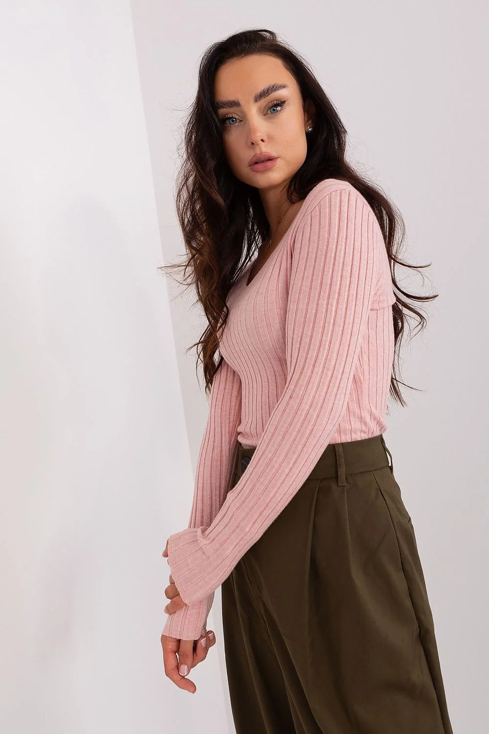 Haut manches longues côtelée rose pâle et pantalon large kaki femme, look épuré moderne