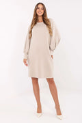 robe pull oversize beige maille molletonnée coupe droite genou encolure ronde manches bouffantes poignets resserrés poches latérales confortable