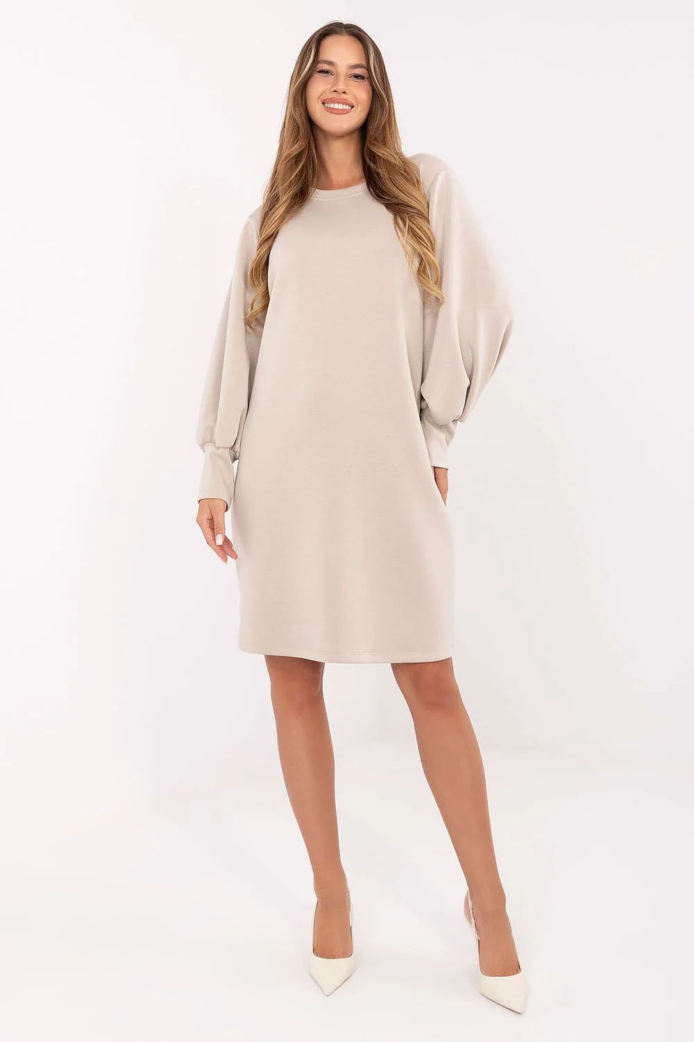 robe pull oversize beige maille molletonnée coupe droite genou encolure ronde manches bouffantes poignets resserrés poches latérales confortable