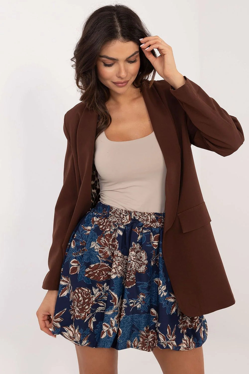 Jupe courte Italy Moda blazer marron tank top beige style moderne coupe évasée imprimé floral