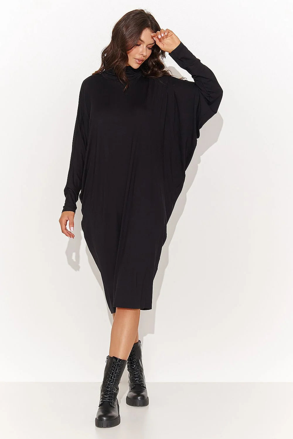 Robe moderne élégante oversize col roulé maille viscose noire femmes genou longueur ample plis subtils