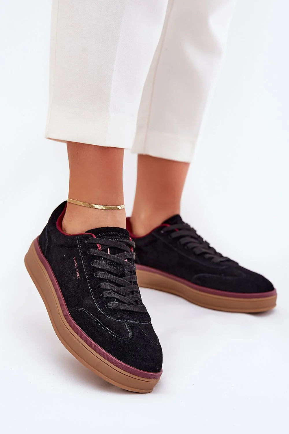 Chaussures de sport pour femmes design moderne élégant tige en daim noir accents bordeaux semelle en caoutchouc baskets BIG STAR SHOES Daniel Lopez