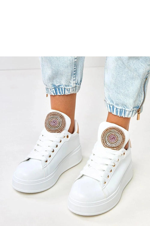baskets femme basse similicuir blanche plateforme épaisse bout rond lacets blancs dorés médaillon perles strass tendance confortable élégante