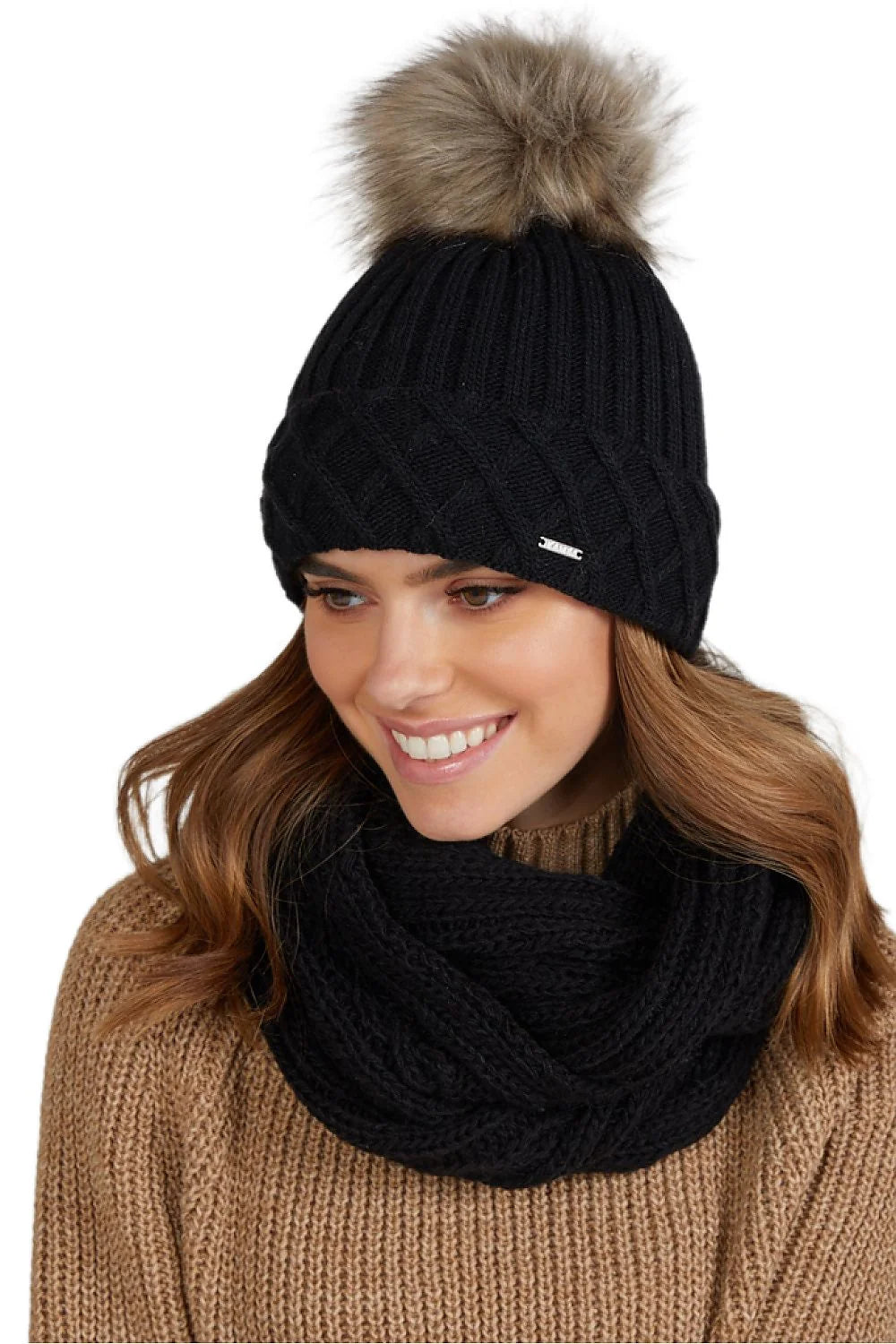 Bonnet et écharpe assortis hivernal tricot torsadé maille épaisse fausse fourrure pompon beige élégant noir femme