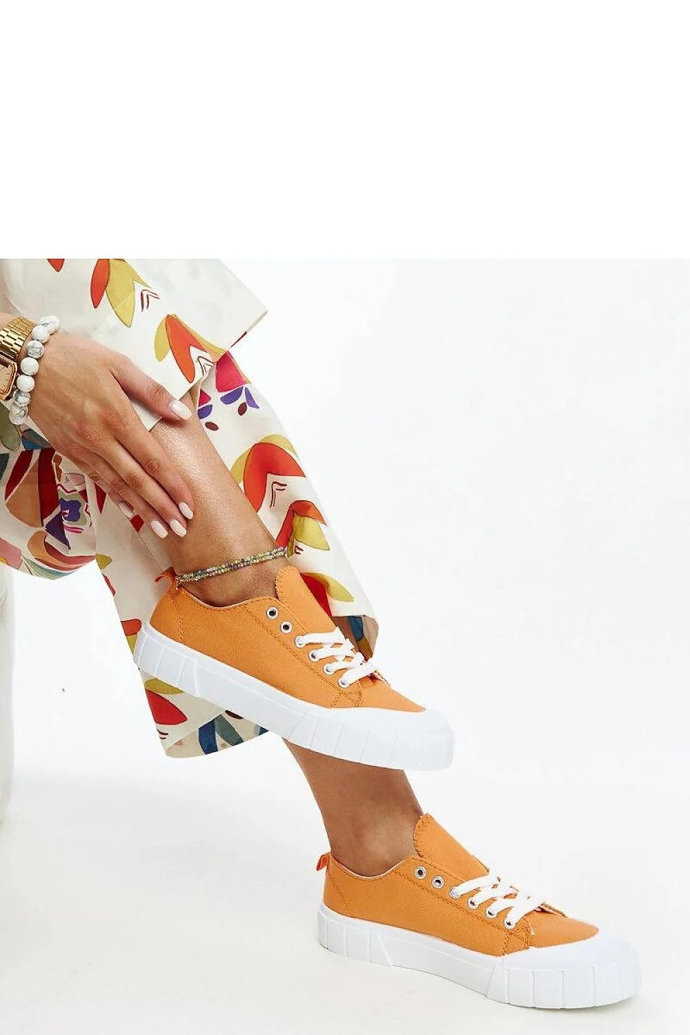 Pantalon femme motif floral coloré baskets orange sneakers Eduardo Adidas textile caoutchouc confort moderne style décontracté