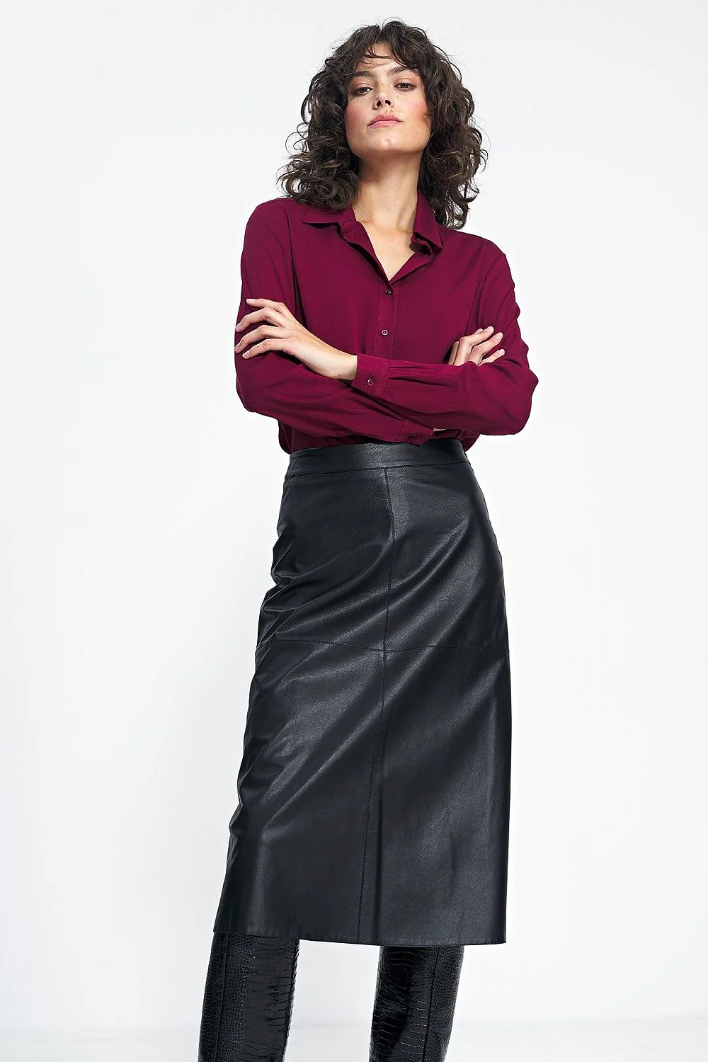 Chemise longue manches classique couleur bordeaux profond pour femme, style élégant, matériau doux, taille ajustée, vêtement intemporel